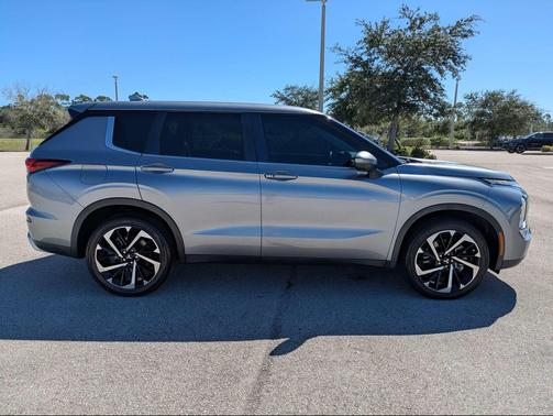 Alloy Silver Metallic 2022 Mitsubishi Outlander Black Edition
