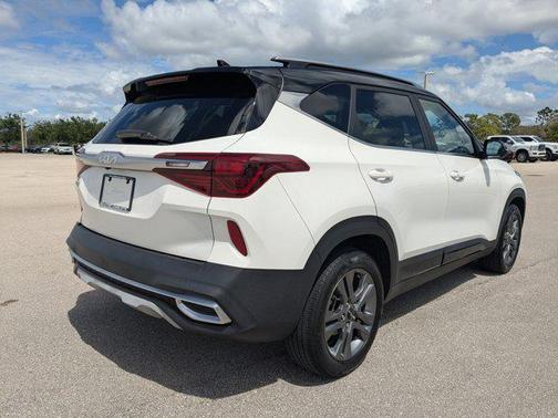 Clear White/Black Roof 2023 Kia Seltos S