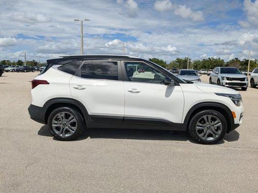 Clear White/Black Roof 2023 Kia Seltos S