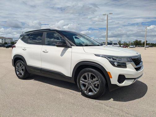 Clear White/Black Roof 2023 Kia Seltos S