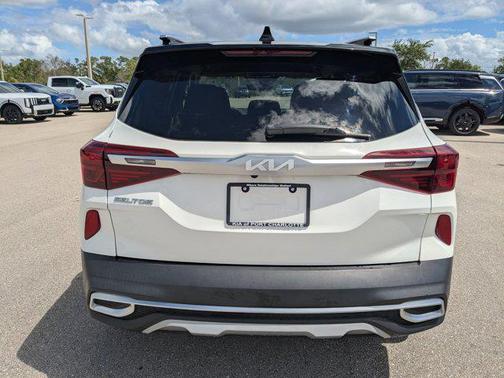 Clear White/Black Roof 2023 Kia Seltos S