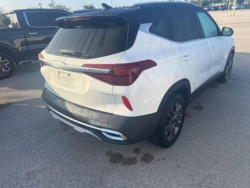 Clear White/Black Roof 2023 Kia Seltos S