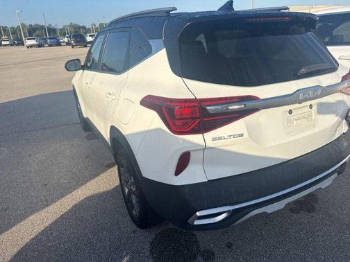 Clear White/Black Roof 2023 Kia Seltos S