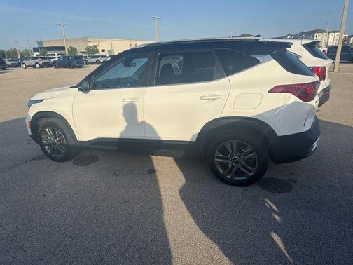 Clear White/Black Roof 2023 Kia Seltos S