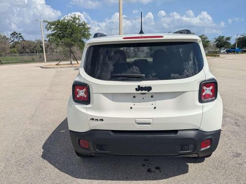 Alpine White Clearcoat 2023 Jeep Renegade Altitude