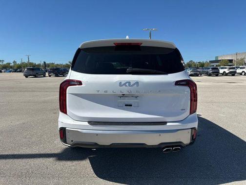 Glacial White Pearl 2023 Kia Telluride S