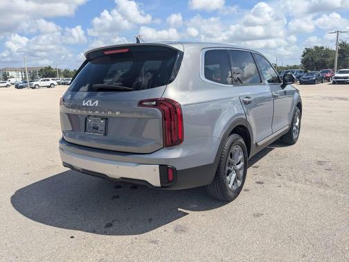 Everlasting Silver 2024 Kia Telluride LX