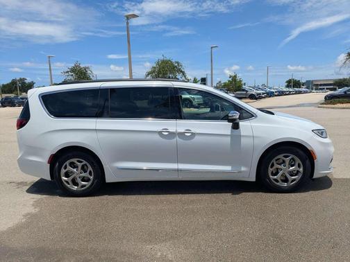 Bright White Clearcoat 2023 Chrysler Pacifica Limited