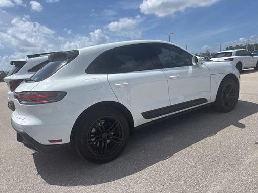 Carrara White Metallic 2025 Porsche Macan Macan
