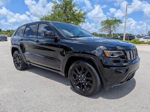 Diamond Black Crystal Pearlcoat 2020 Jeep Grand Cherokee Altitude