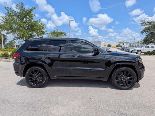Diamond Black Crystal Pearlcoat 2020 Jeep Grand Cherokee Altitude