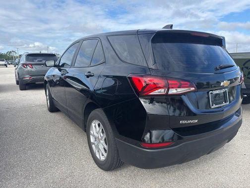 Mosaic Black Metallic 2022 Chevrolet Equinox LS
