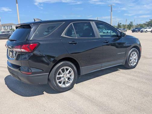 Mosaic Black Metallic 2022 Chevrolet Equinox LS