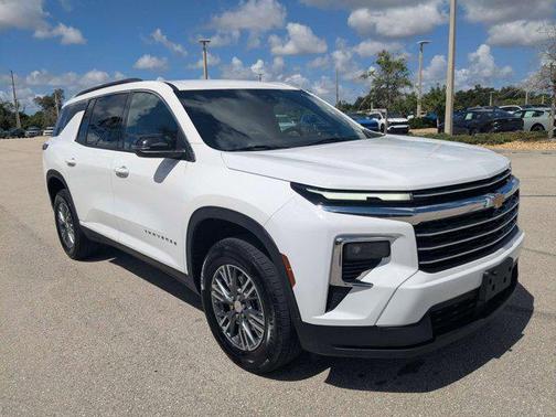 Summit White 2025 Chevrolet Traverse LT