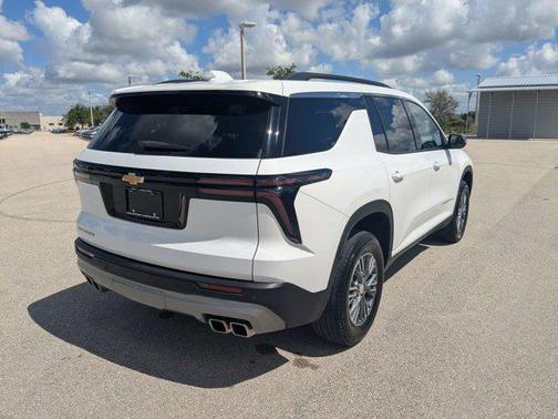 Summit White 2025 Chevrolet Traverse LT