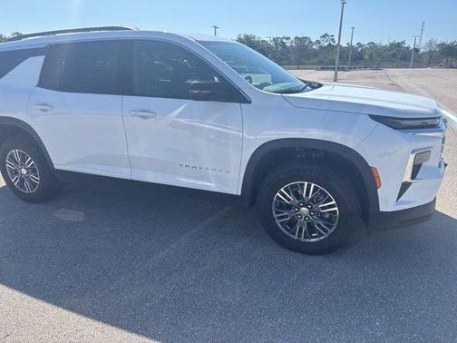 Summit White 2025 Chevrolet Traverse LT