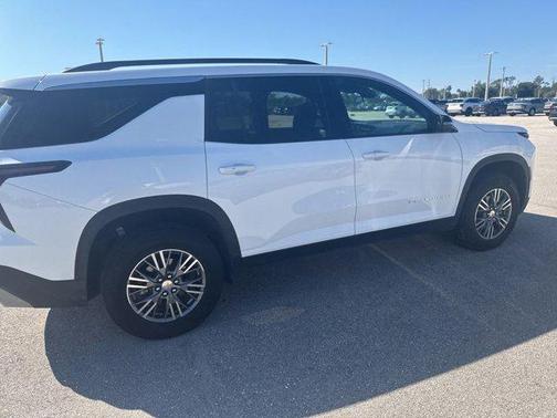 Summit White 2025 Chevrolet Traverse LT