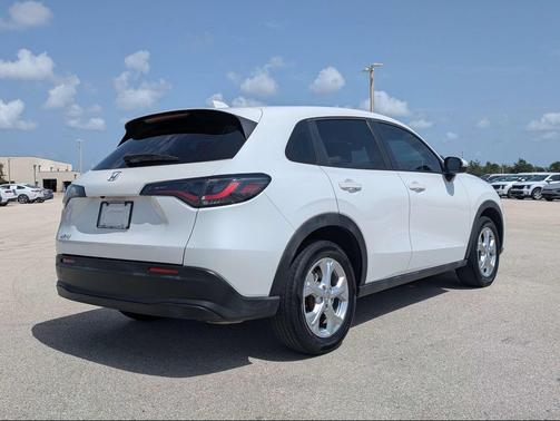 Platinum White Pearl 2023 Honda HR-V LX
