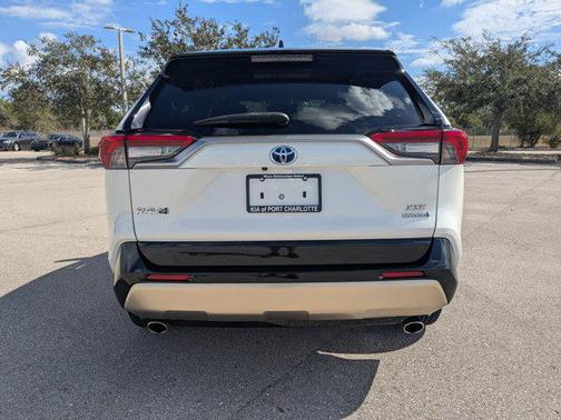 2022 Toyota RAV4 Hybrid SE