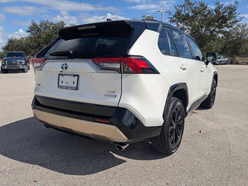 2022 Toyota RAV4 Hybrid SE