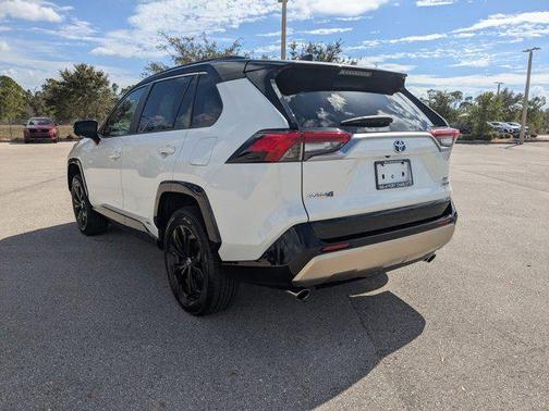 2022 Toyota RAV4 Hybrid SE