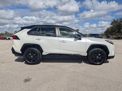 2022 Toyota RAV4 Hybrid SE