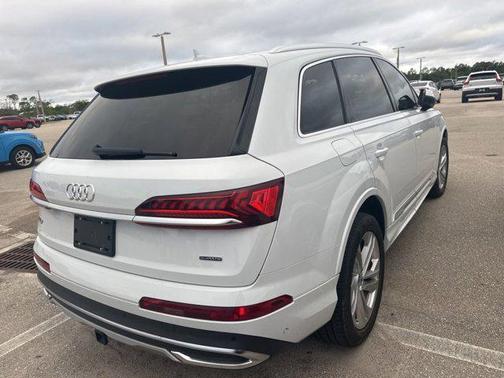 Glacier White Metallic 2022 Audi Q7 55 Premium Plus