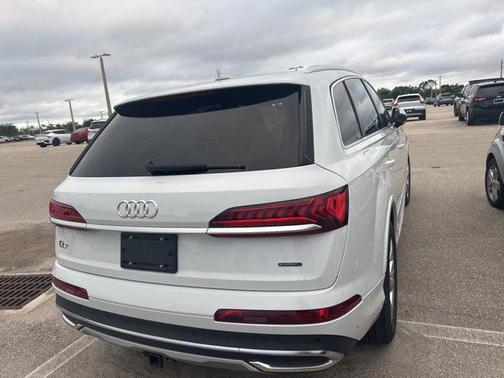 Glacier White Metallic 2022 Audi Q7 55 Premium Plus