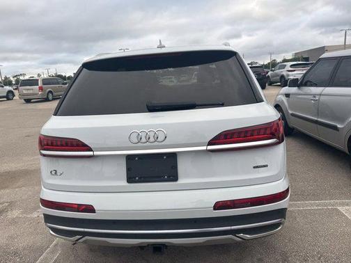 Glacier White Metallic 2022 Audi Q7 55 Premium Plus