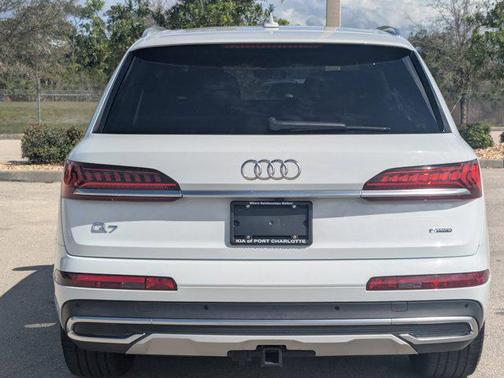 Glacier White Metallic 2022 Audi Q7 55 Premium Plus