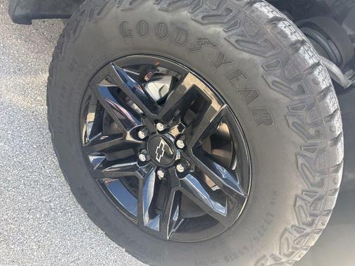 Summit White 2024 Chevrolet Silverado 1500 Custom Trail Boss