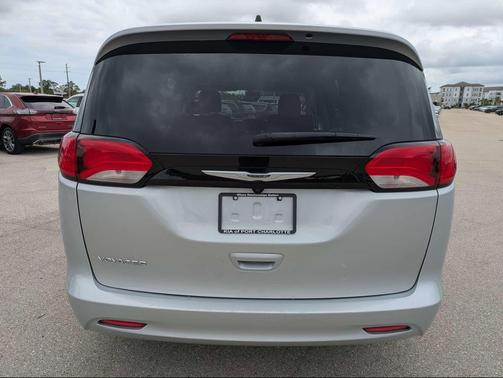 Silver Mist Clearcoat 2024 Chrysler Voyager LX