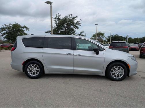 Silver Mist Clearcoat 2024 Chrysler Voyager LX