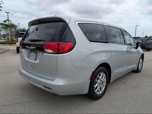 Silver Mist Clearcoat 2024 Chrysler Voyager LX