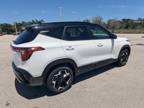 Clear White/Black Roof 2026 Kia Seltos S
