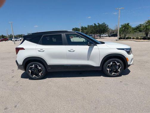 Clear White/Black Roof 2026 Kia Seltos S