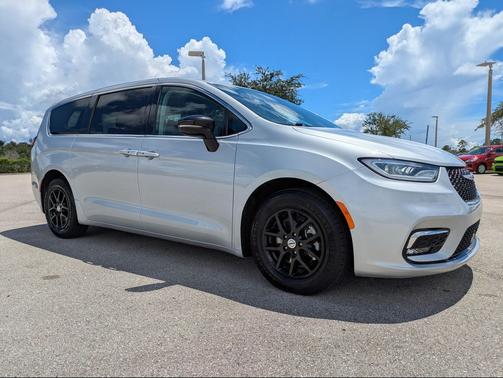 Silver Mist Clearcoat 2024 Chrysler Pacifica Touring L