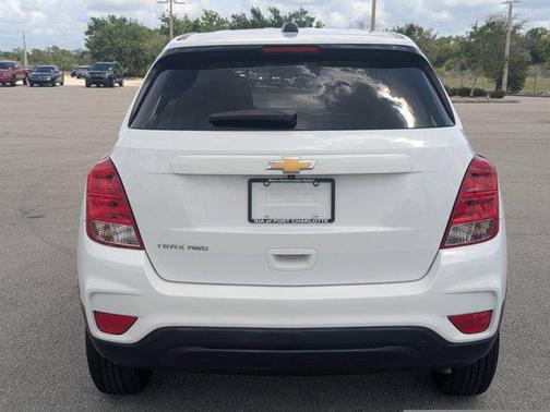 Summit White 2022 Chevrolet Trax LS