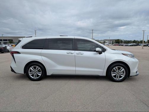 Wind Chill Pearl 2022 Toyota Sienna Limited