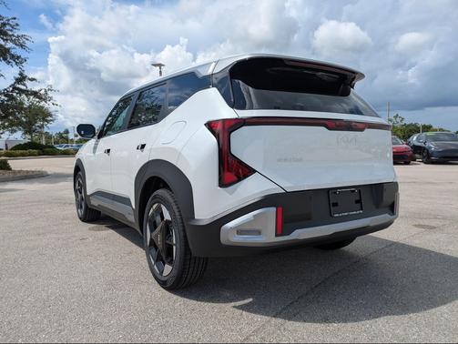 Snow White Pearl 2027 Kia Seltos EX