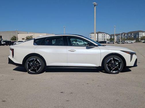 Snow White Pearl 2026 Kia K4 GT-Line