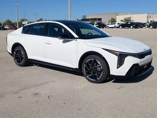 Snow White Pearl 2026 Kia K4 GT-Line