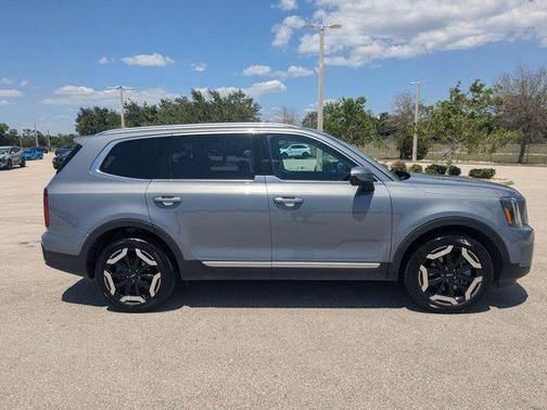 Everlasting Silver 2025 Kia Telluride S
