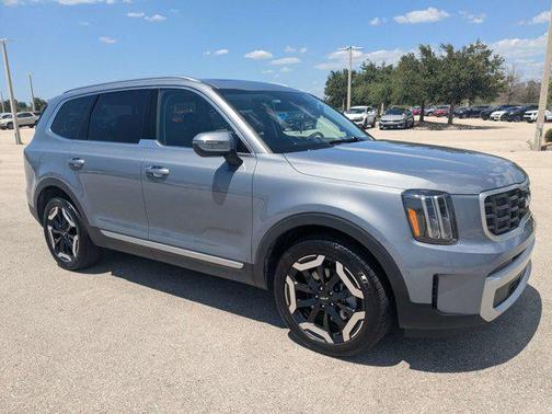 Everlasting Silver 2025 Kia Telluride S