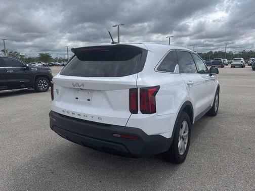Glacial White Pearl 2022 Kia Sorento LX