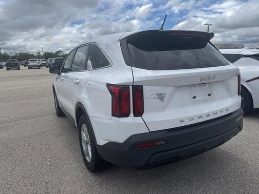 Glacial White Pearl 2022 Kia Sorento LX