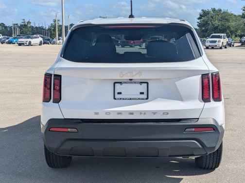 Glacial White Pearl 2022 Kia Sorento LX