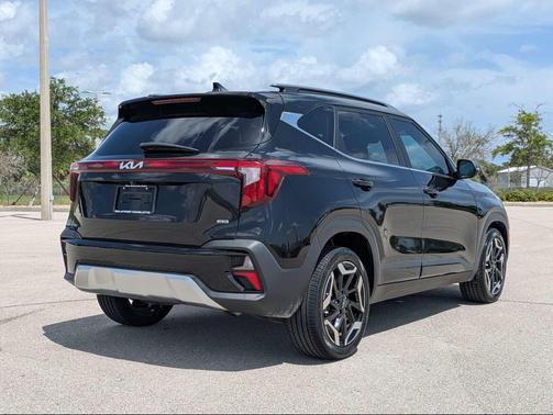 Fusion Black 2024 Kia Seltos SX Turbo
