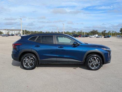 Blue Glow Metallic 2024 Chevrolet Trax LT