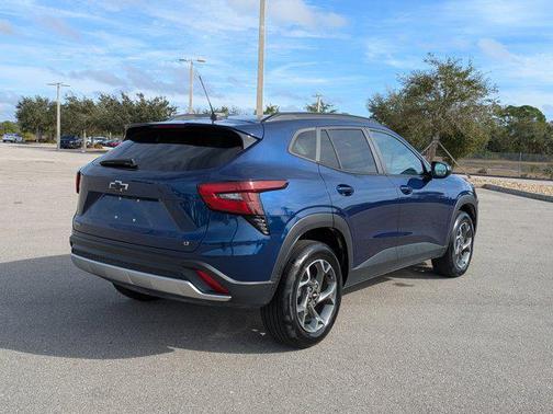Blue Glow Metallic 2024 Chevrolet Trax LT